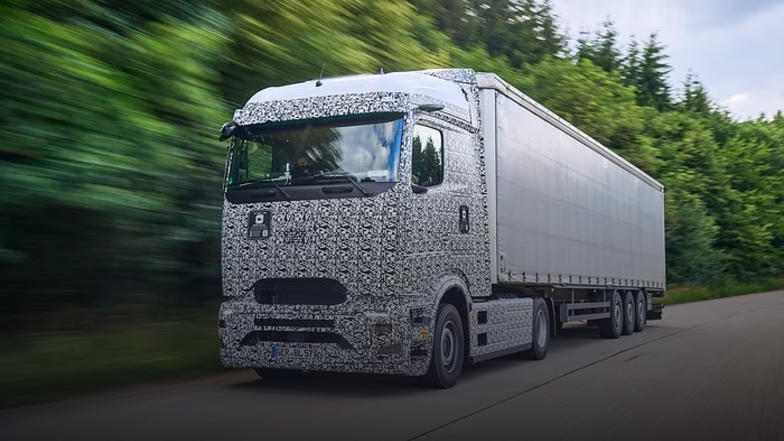 "Mercedes-Benz E-Truck's 1,000-Km Challenge with a Single Charge"